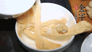 竹蓀淡鹽水泡發(fā)后，剪去菌蓋頭（封閉的一端），切成小段。生姜切片，蔥切段備用。