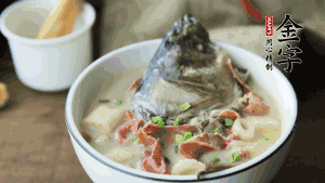 出鍋前可以撒上少許蔥花點(diǎn)綴。