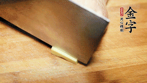 將雞、生姜片、火腿片放入砂鍋中，注入清水淹沒雞身。（燉湯最適宜冷水下鍋，隨著水溫的慢慢升高，原料會(huì)充分釋放出營(yíng)養(yǎng)。）