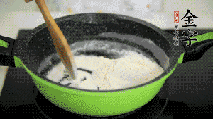 【月餅餡】3．把面粉放入干凈的炒鍋，小火加熱不斷翻炒，至呈微黃色熟透。在腌漬好的火腿丁中加熟面粉，拌勻后，加黃油拌勻揉搓成12個小球，放冰箱冷藏備用。