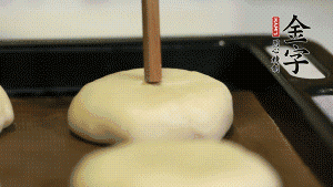 【包月餅】2．收口向下放在案板上，輕輕將月餅坯按扁，用筷子點紅點做裝飾?？鞠漕A(yù)熱至170℃，月餅放在中下層，烤17分鐘左右。