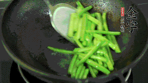 鍋中倒油，油溫7成熱時(shí)，放入四季豆煸炒至變色，然后放入香腸均勻翻炒，加少許清水燜煮1分鐘。