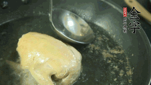 鴿子去毛和內(nèi)臟，處理干凈。大火燒開鍋中的水，放入鴿子汆燙3分鐘，撇清血沫，撈出備用。（為了保證湯色純正，肉類在煲制前要先去除殘留的血水，煲湯時(shí)一定要冷水下鍋，這樣肉里的蛋白質(zhì)才可以充分地溶解到湯里，湯的味道才會(huì)鮮美。）