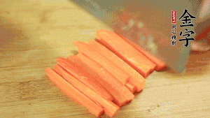 洋蔥、青椒、胡蘿卜切成粒備用。