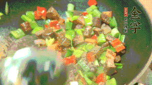 熱油起鍋，依次加入青椒塊、牛肉、大蒜煸炒均勻。