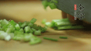 小蔥切成蔥花。