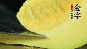 胡蘿卜切滾刀塊，小南瓜取一半去籽去皮切塊備用。