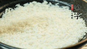 浸泡后的大米加入2湯匙生抽、1湯匙老抽調(diào)味。