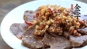 最后把醬汁淋到牛肉上即可，撒上芝麻、香菜。也可以把牛肉和醬汁攪拌均勻，讓牛肉與醬汁更加入味。