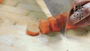 食材洗凈后，胡蘿卜切成塊，鮮香菇切成十字花刀備用。