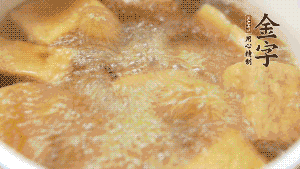 另起一個(gè)湯鍋，倒入適量清水，加入炸好的豆腐塊。待水沸騰后，加入臘肉，用生抽、料酒、火腿高湯調(diào)味。燉煮至臘肉熟透，加辣椒圈增加點(diǎn)辣味。（調(diào)料可以根據(jù)個(gè)人口味適當(dāng)調(diào)整，火腿高湯能夠讓湯汁更加層次豐富。）