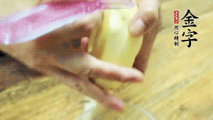 將食材洗凈，茄子、土豆切滾刀塊。