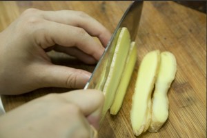 火腿切片，生姜切片。