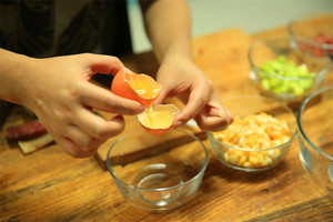 雞蛋蛋白和蛋黃分開，把蛋黃打散。