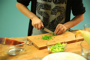 當(dāng)然，如果你愛吃蔥，可以切點(diǎn)蔥花加入。