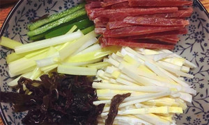 黑木耳泡發(fā)，黑木耳、韭黃、雷筍、青椒切成絲。