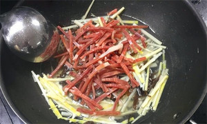 火腿絲、筍絲、黑木耳絲汆水后，瀝干。