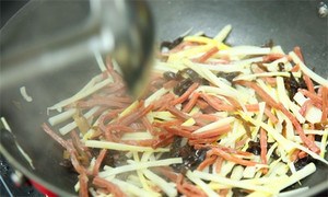 起油鍋，蒜茸煸香，倒入所有食材，加料酒翻炒至熟即可。