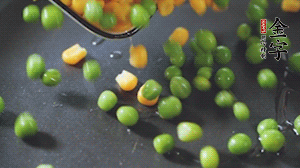 鍋7成熱時，下豌豆、玉米翻炒，再依次放醬肉、洋蔥碎、木耳碎。