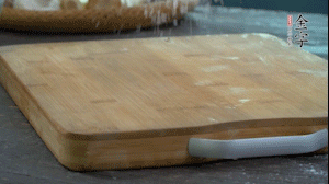 【面皮】3.案板撒點(diǎn)糯米粉，將面團(tuán)搓成均勻的小團(tuán)子。