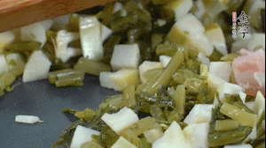 【餡料】2.鍋中油8成熱時(shí)，依次放入春筍、雪菜、淡咸肉，翻炒出香味。