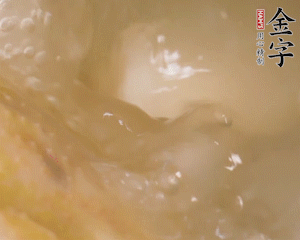 沸騰后撈出蔥結(jié)，小火燉45分鐘，加山藥再燉15分鐘。