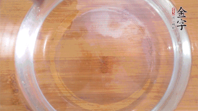 金字火腿切小片，浸泡5分鐘。