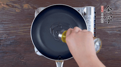 魚頭對(duì)開，洗凈瀝干。鍋中加油，把魚頭兩面煎至金黃色，期間加蔥姜，每面約需時(shí)2-3分鐘。