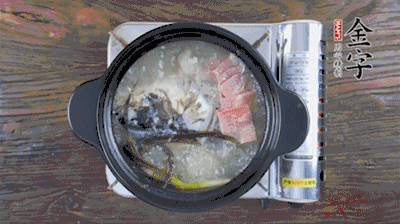 放豆腐、海鮮菇繼續(xù)中小火煮5分鐘。