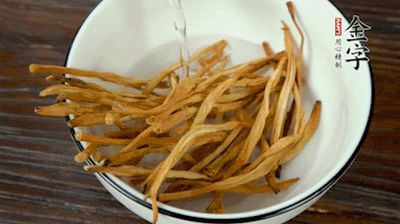 黃花菜、香菇提前泡發(fā)。黃花菜去掉硬頭，香菇切片。