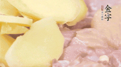 雞肉剁塊，用料酒、蔥、姜、鹽、糖拌均腌制20分鐘。