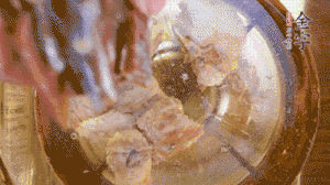 鍋中依次放姜片、排骨、火腿，加料酒、清水煮開轉(zhuǎn)小火煮30分鐘。