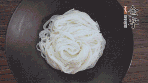 依次放入黃瓜絲、花生米、燙熟的豆芽、麻辣香腸、香菜、擺盤即可。