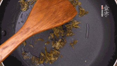 鍋中3成油溫時(shí)，下雪菜、辣椒圈翻炒40秒。