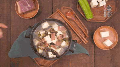 出鍋前撒蔥花。