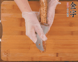 山藥去皮切滾刀塊，熱水汆燙30秒，撈出冷水浸泡。