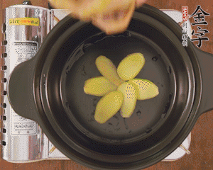 準(zhǔn)備土砂鍋，放姜片、鴿子、火腿片、蔥結(jié)、料酒，加沒過食材多些的清水，中小火燉煮。