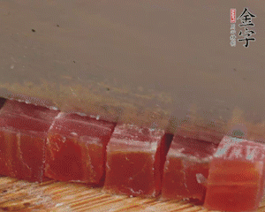 金字火腿切丁，春筍剝殼切丁，豌豆剝粒。