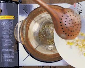 春筍丁焯水，1分鐘后加火腿丁一同汆燙1分鐘。