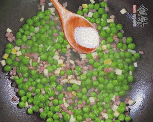 加水、料酒、鹽燒2分鐘即可。