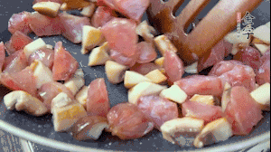 【餡料】4.鍋中油8成熱時(shí)，依次放入菌菇丁、香腸丁，適當(dāng)放點(diǎn)糖調(diào)味，炒熟。