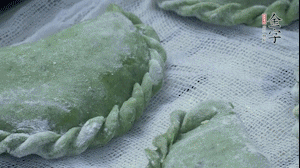 【制作】2.蒸架上墊浸濕的屜布，再放上清明果，大火蒸10~15分鐘，完成，出鍋啦！