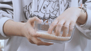 大米提前放浸泡1小時(shí)。