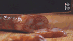 金字麻辣香腸切片，小青菜焯熟備用。