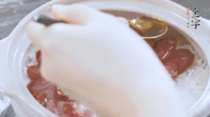 沿鍋邊倒一圈食用油蓋蓋，繼續(xù)小火燜8分鐘。