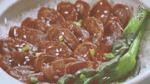 燜好后放入小青菜，均勻淋上醬汁，撒上蔥花或芝麻即可。