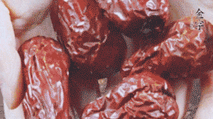 紅棗洗凈，對半剪開。