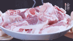 新鮮羊肉冷水入鍋，加姜片、清水焯水，除去血沫。