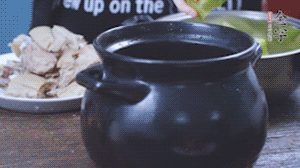 另起砂鍋，依次放入蘿卜、羊肉、火腿蹄片，加料酒、清水沒過食材。