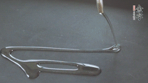 鍋中加少許油，爆香蔥姜蒜、香料 ，喜歡麻的也可以加點(diǎn)花椒！接著放入郫縣豆瓣醬煸炒出紅油。